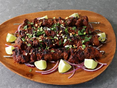  Suya! En Grillade Köttbitar Med Rökt Smak Och Kryddstark Marinad