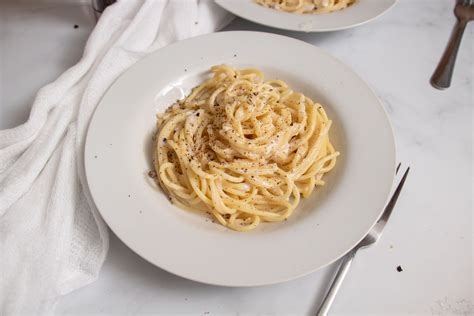  Cacio e Pepe - En Krämrik och Hjärtskärande Spaghetti-Kreation från Genua!