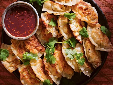  Liaochengs Stekta Dumplings med Söt Sötsur Sås – En Sprudlande Flavorbombs på Din Tallrik!